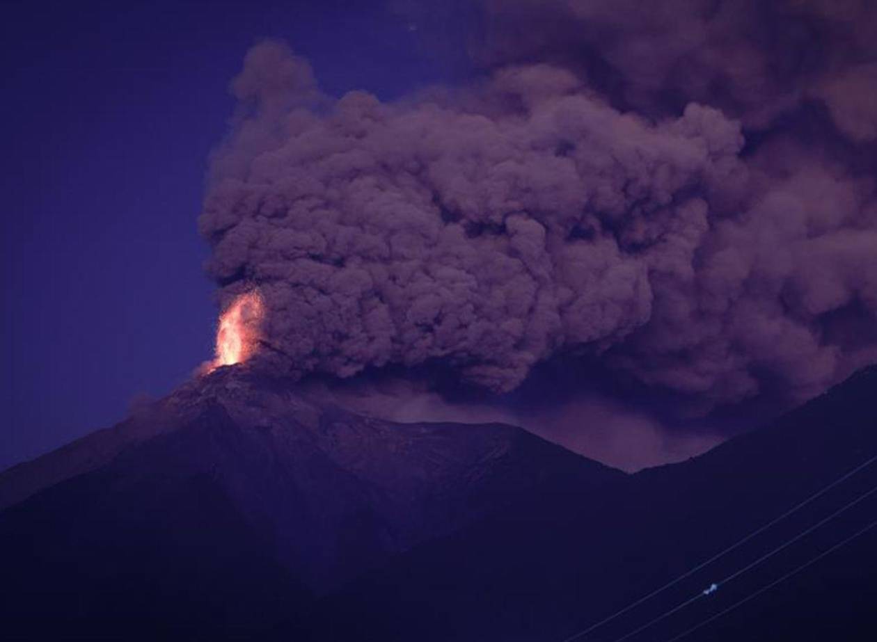 Piden evacuación inmediata de 30 mil personas por erupción de volcán en Guatemala
