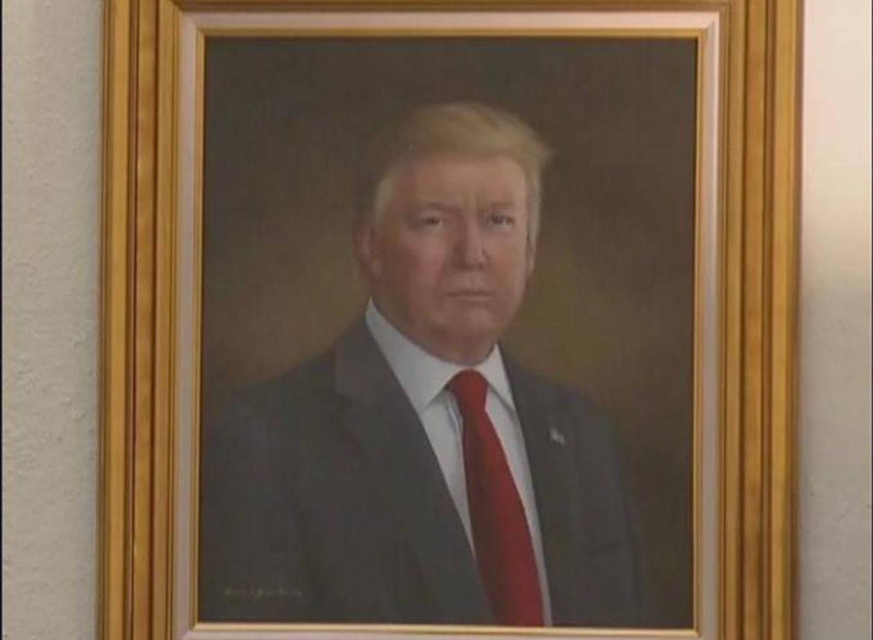 Trump, indignado por un retrato desfigurado a propósito en Colorado