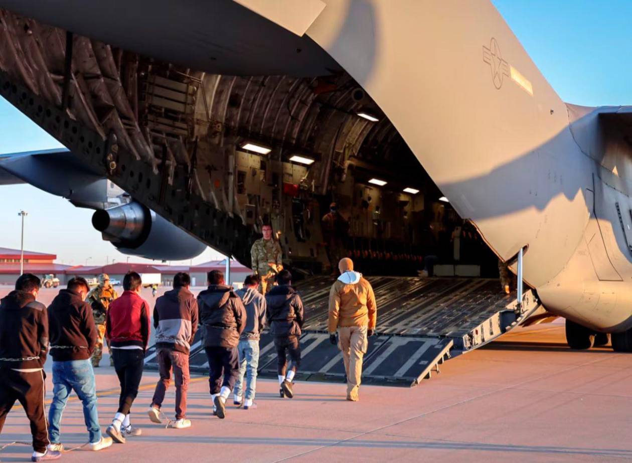 El Gobierno de Trump deja de usar aviones militares para deportaciones