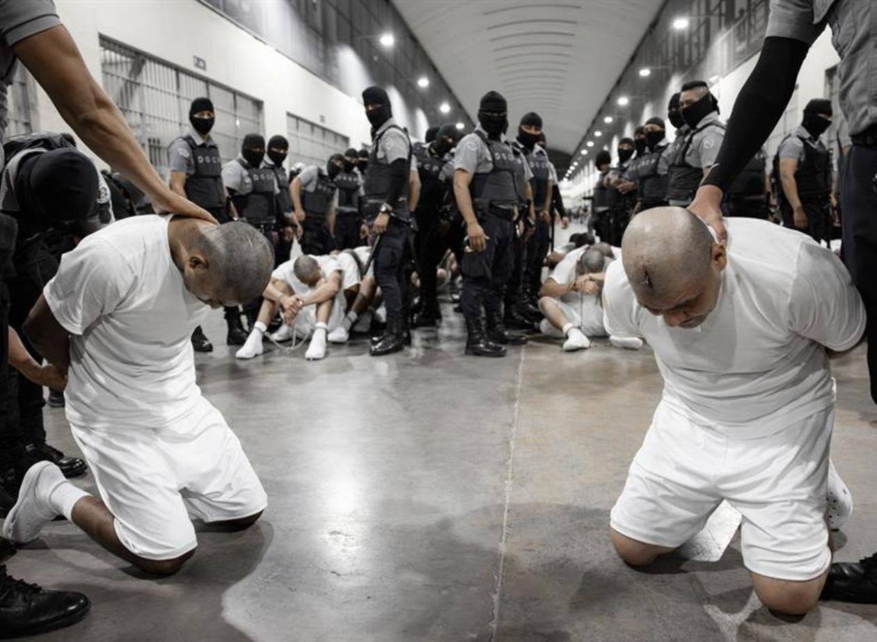 EEUU deporta a El Salvador a otros 17 supuestos pandilleros de la MS-13 y el Tren de Aragua