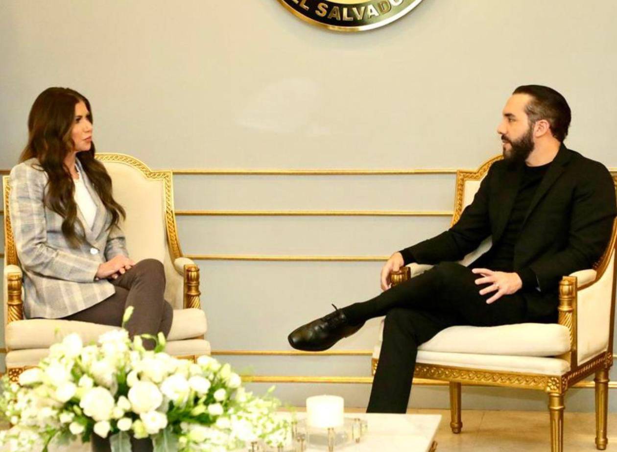 Noem se reúne con Bukele y agradece aceptación de deportados