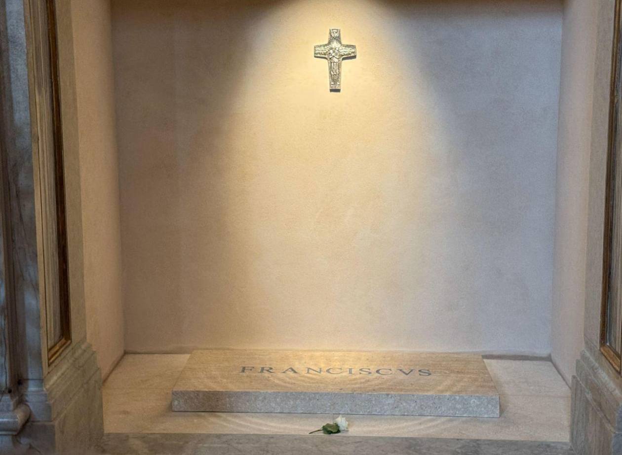 Los cardenales rezan ante la tumba de Francisco