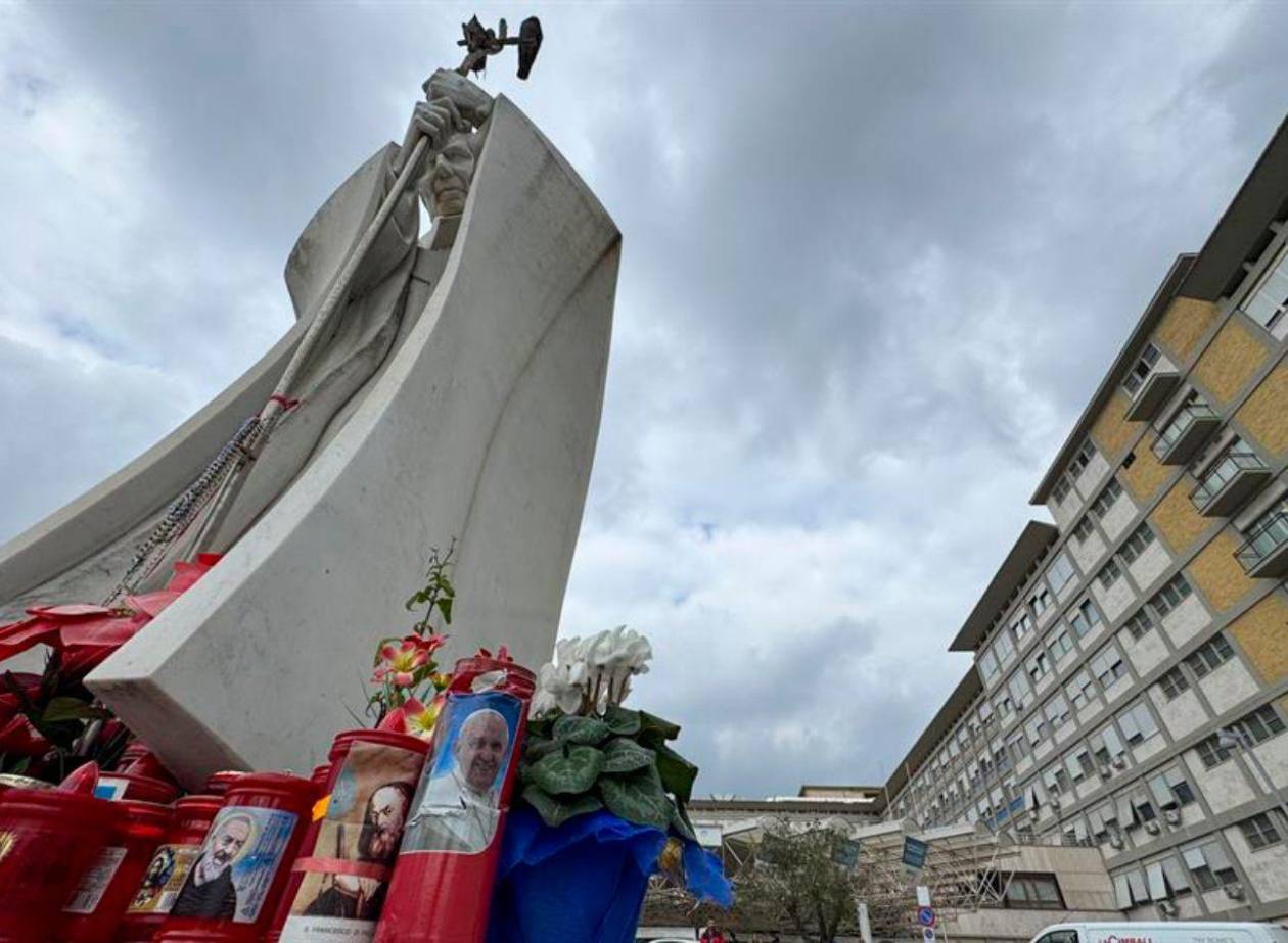 El cardenal Muller dice que no es momento de pensar en un sucesor con el Papa hospitalizado