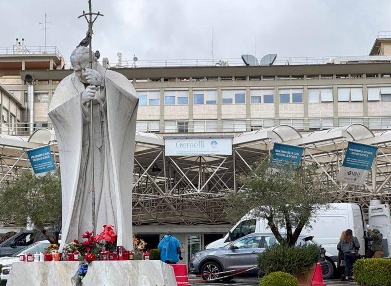 El Papa está estable y sigue con el tratamiento en su tercer día en el hospital