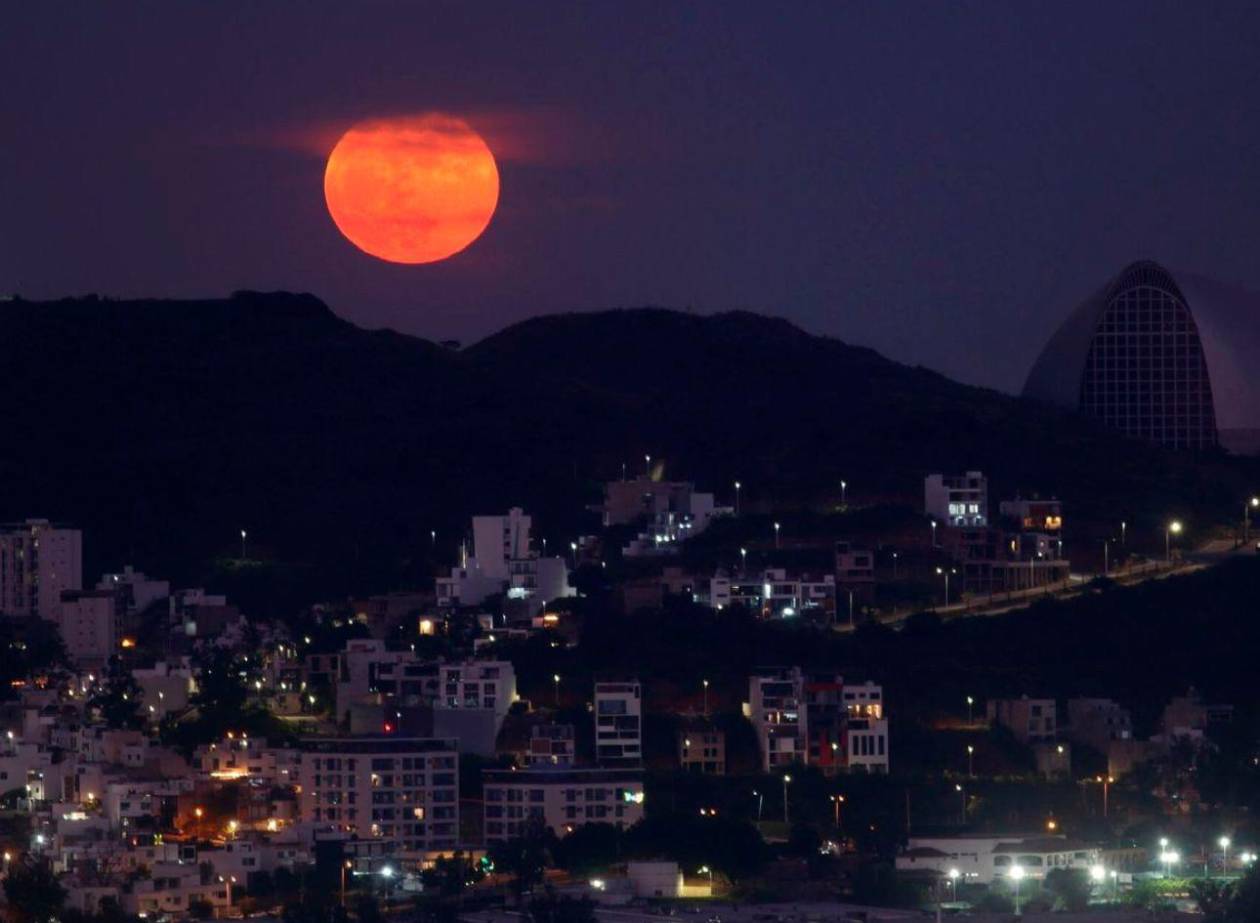 Un eclipse total de Luna dará hoy un espectáculo astronómico