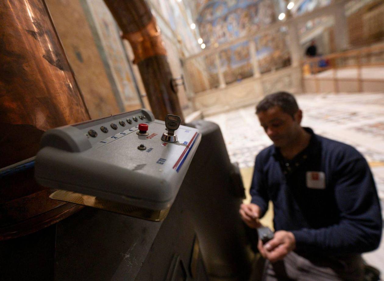 El Vaticano apagará la red móvil y requisará teléfonos a cardenales para el cónclave