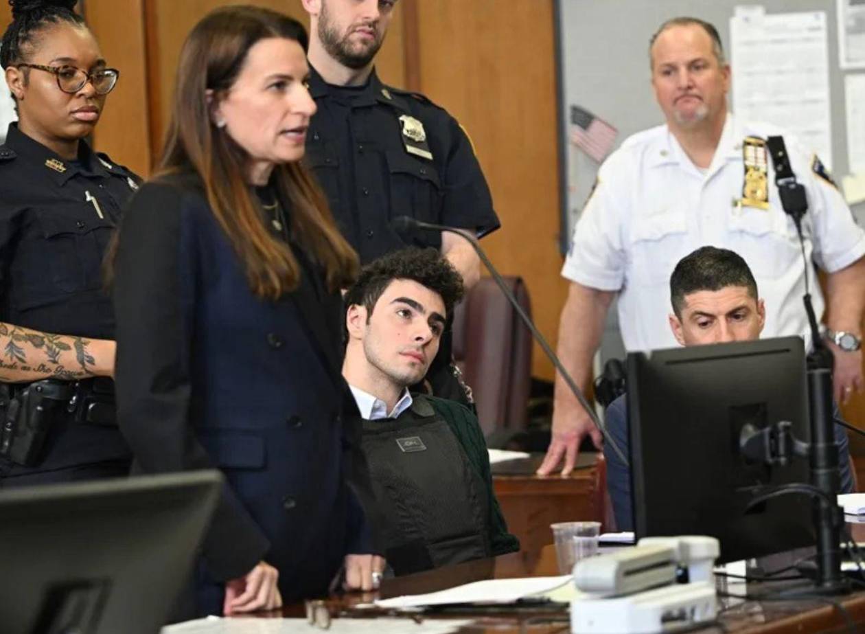 Defensa de Mangione dice que Gobierno de EEUU lo intenta matar por razones políticas