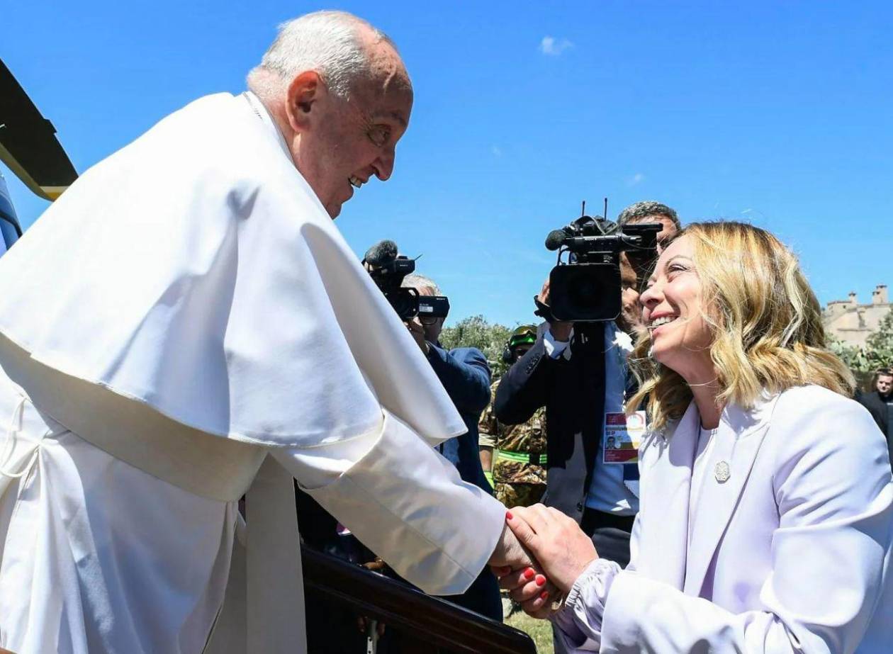 Meloni visita al Papa en el hospital y dice que “no ha perdido su sentido del humor”