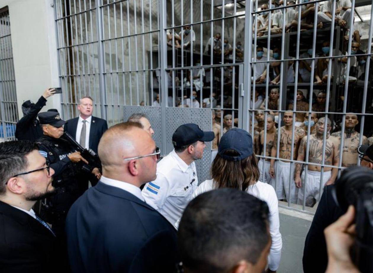 Noem recorrió la megacárcel como si fuese un zoológico, dice el chavismo