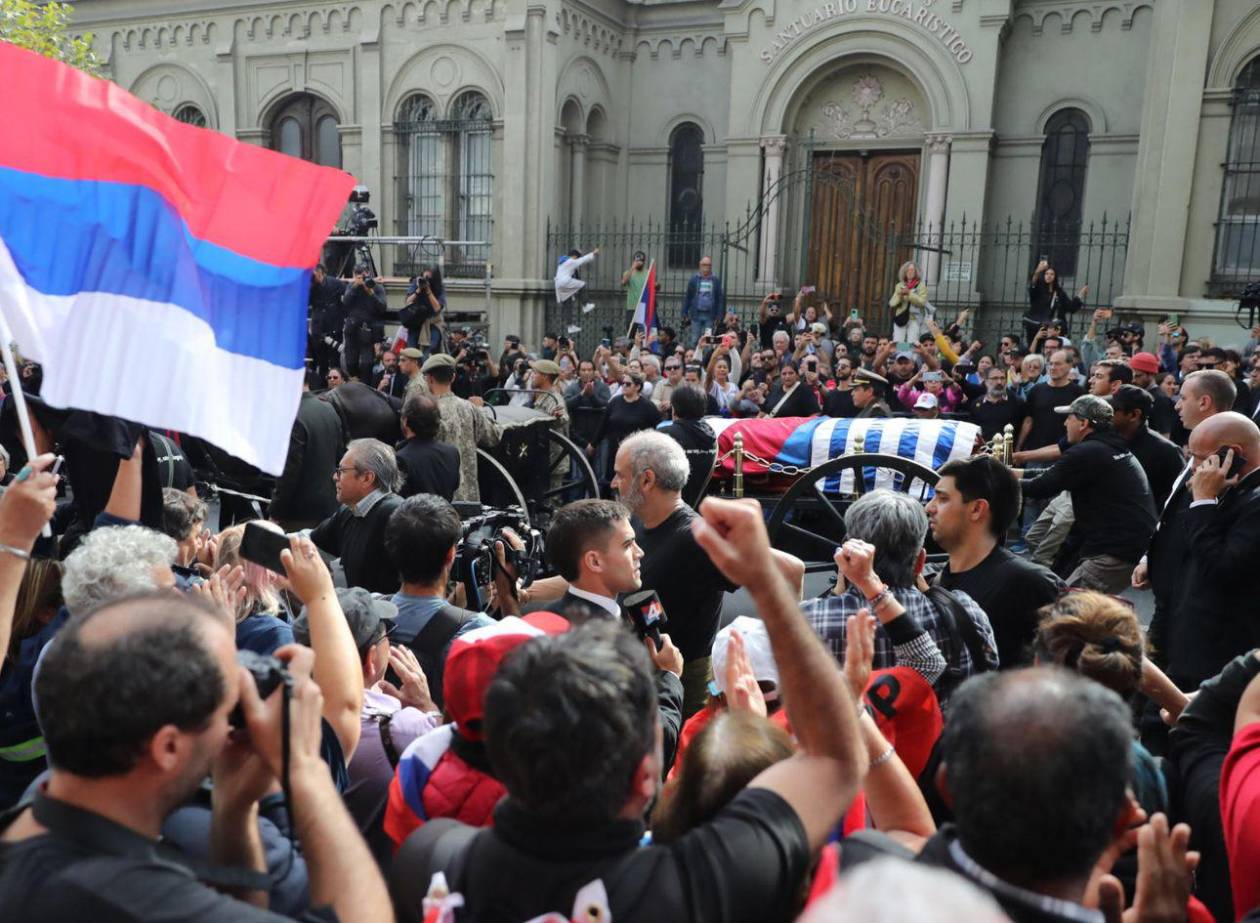 Una multitud de uruguayos despide a Mujica en las calles de Montevideo