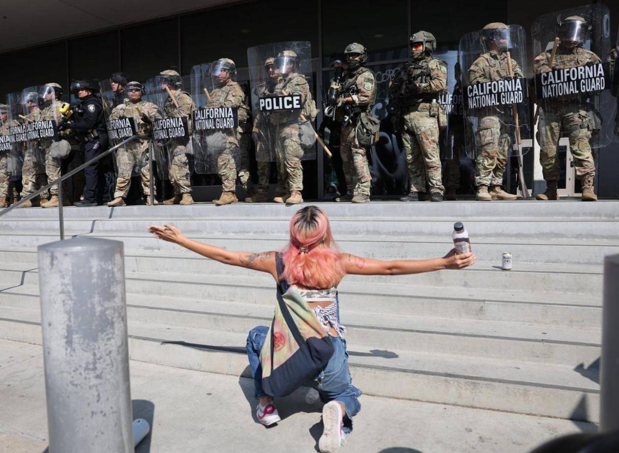Trump envía otros 2,000 soldados a Los Ángeles para contener violentas protestas