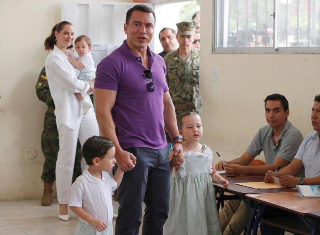 Noboa vota acompañado de su familia en las elecciones en Ecuador