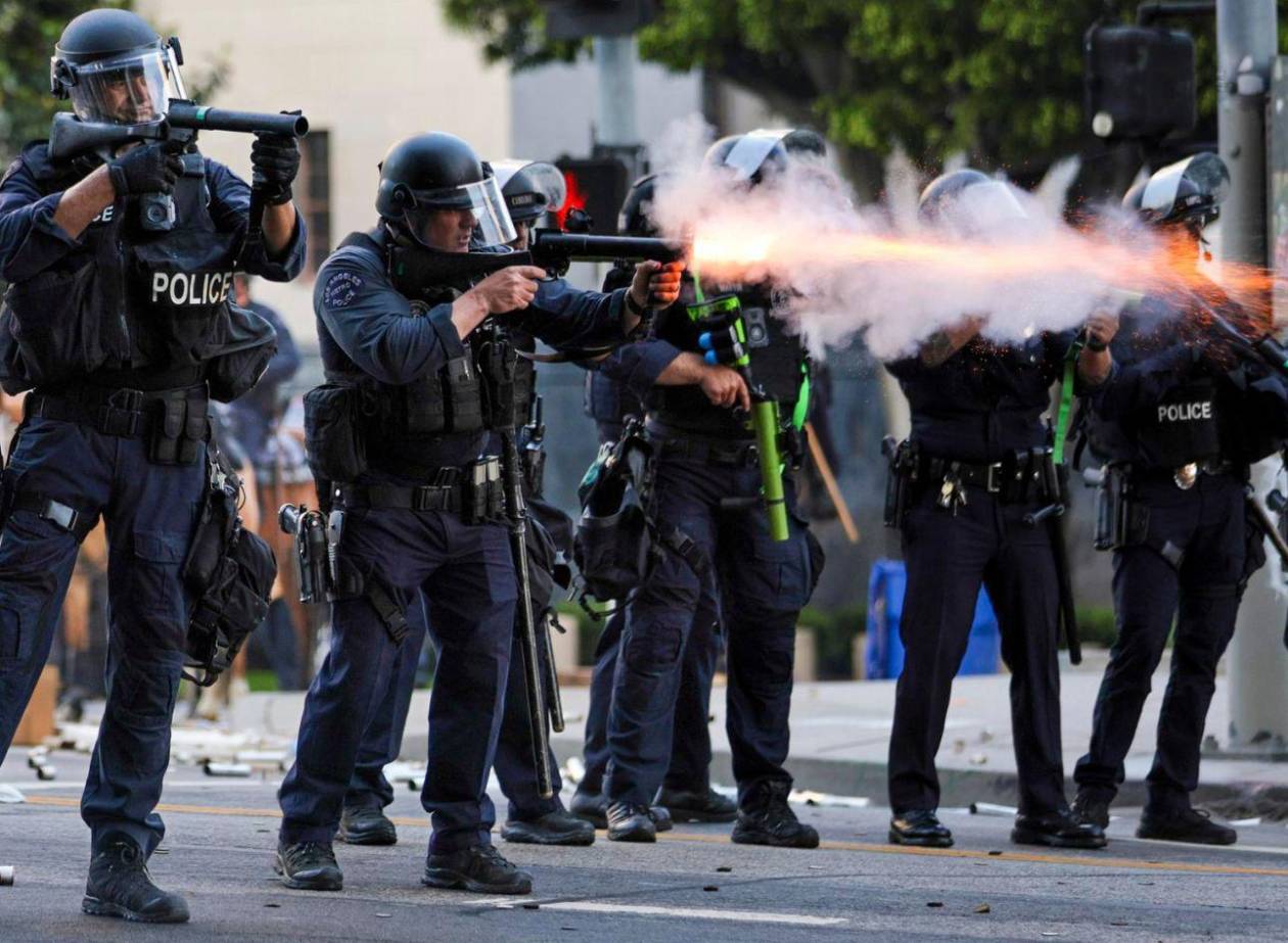 Trump advierte que puede invocar la Ley de Insurrección ante violentas protestas en LA