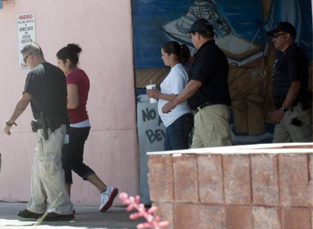 ICE redobla las redadas en sitios de trabajo para arrestar migrantes