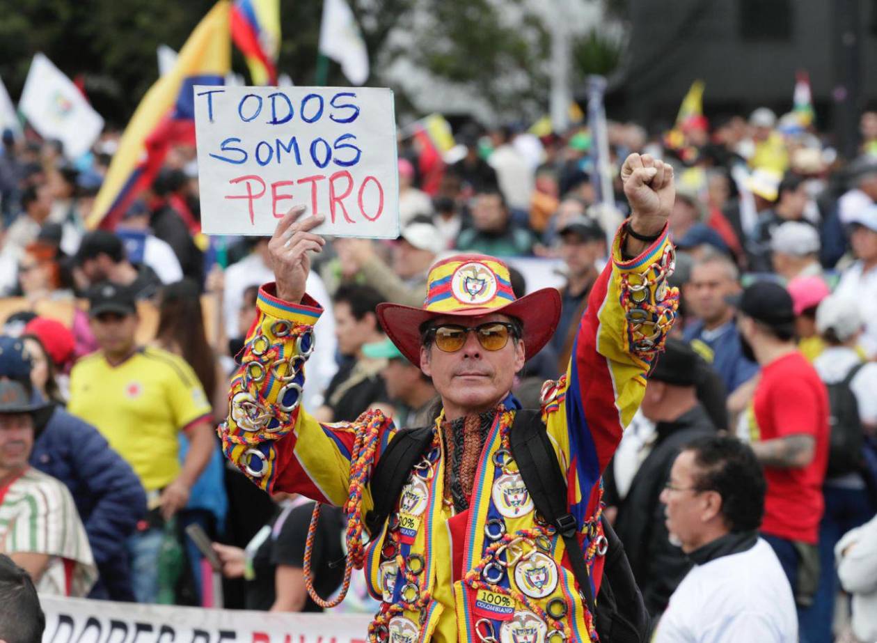 Petro llega con la espada de Bolívar a manifestación por el Día del Trabajo