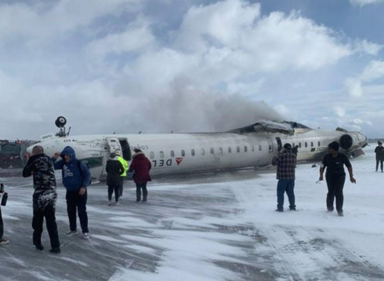 Avión de pasajeros de Delta sufre aparatoso accidente al aterrizar en Toronto