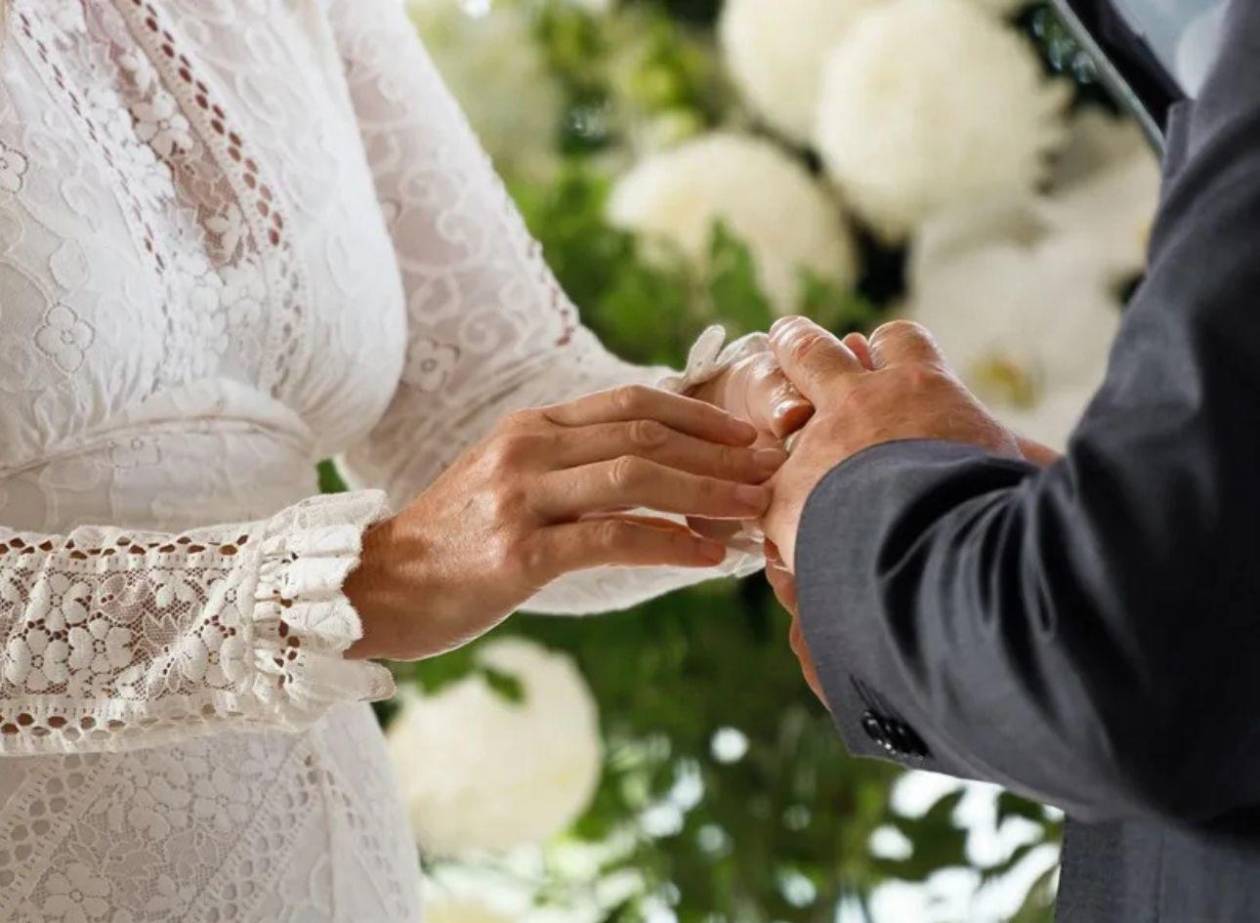 Detienen a un novio que escapó antes de la boda con todos los regalos