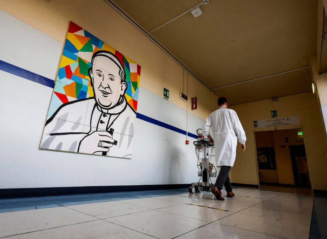 El Papa sufre dos episodios de insuficiencia respiratoria aguda y es conectado a ventilador