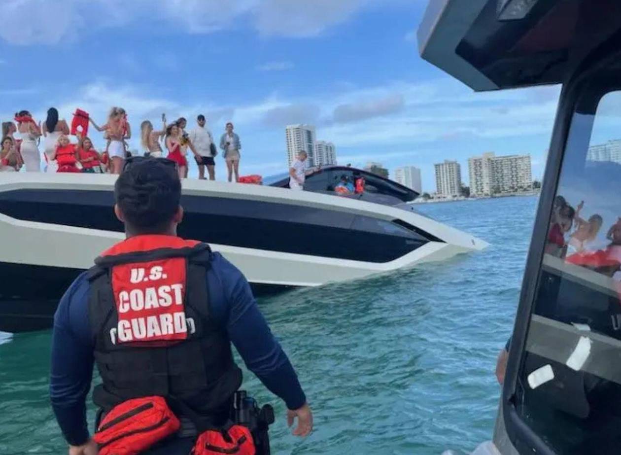 Rescatan a 32 personas tras hundirse un yate de lujo en Miami Beach