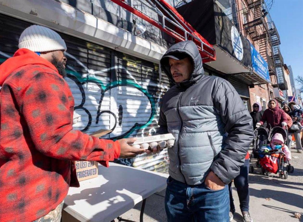 Filas de cinco horas para conseguir huevos en Nueva York