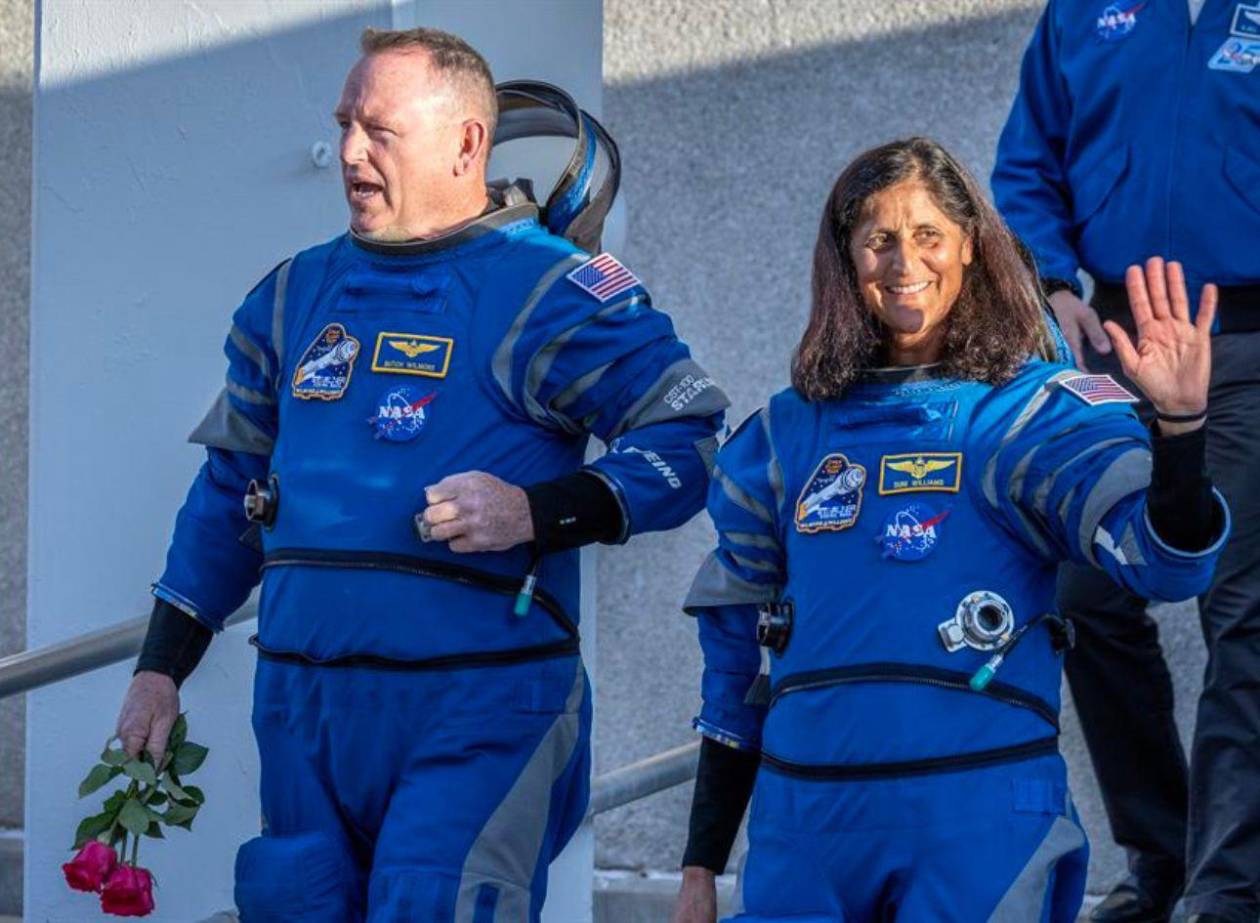 Los astronautas atrapados por nueve meses en la EEI regresaron a la Tierra