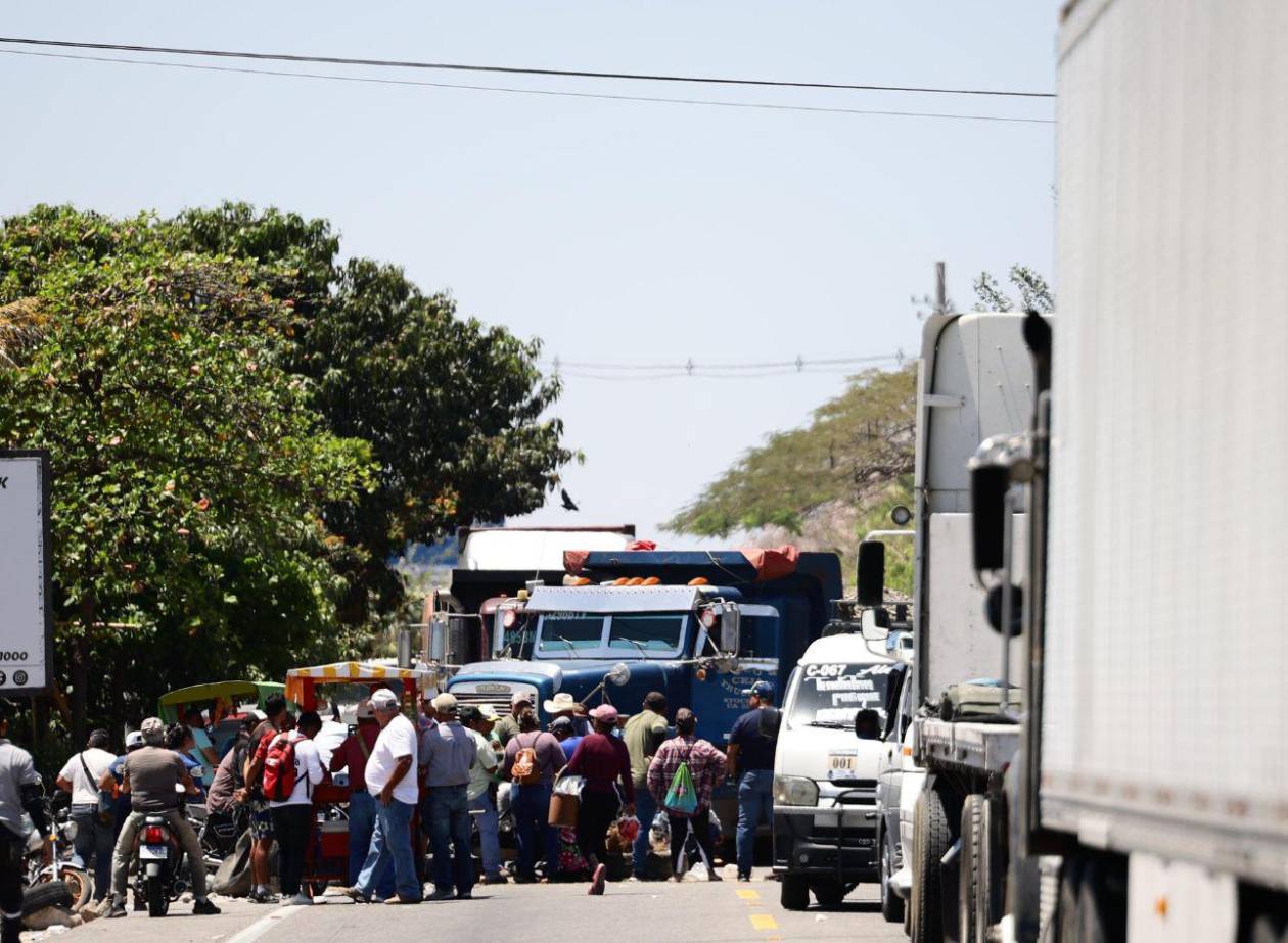 Conductores hondureños quedan varados en Guatemala por bloqueos