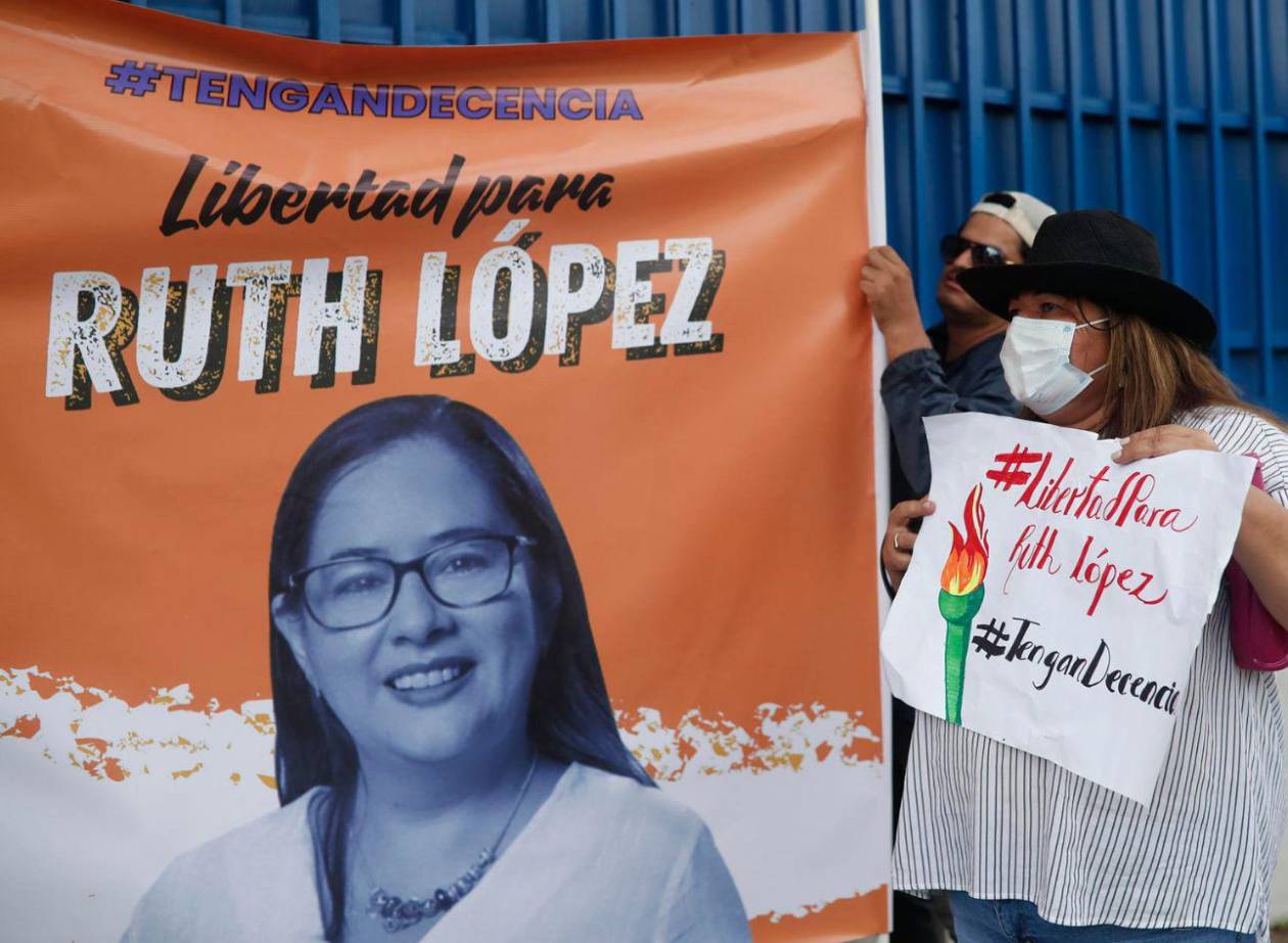 La abogada salvadoreña Ruth López denuncia que es una presa política
