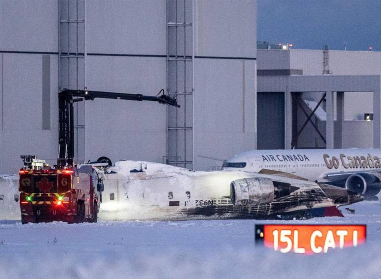 Video muestra el momento del vuelco de avión de Delta cuando aterrizaba en Toronto