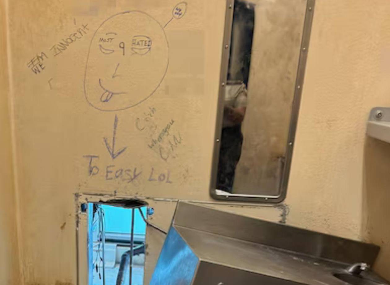 Arrestan a empleado de mantenimiento por la fuga de reos de cárcel en EEUU