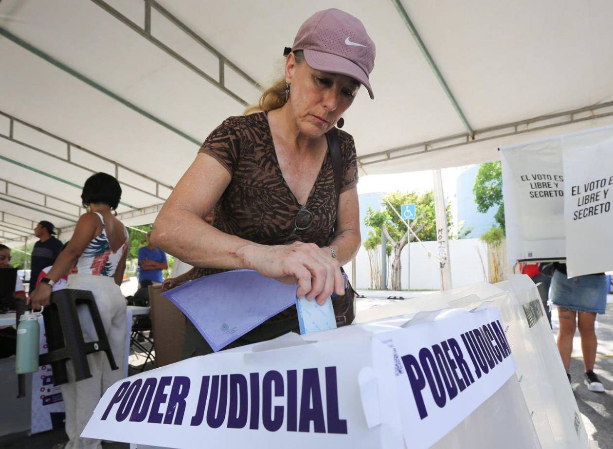 Abren los centros de votación para la inédita elección judicial en México