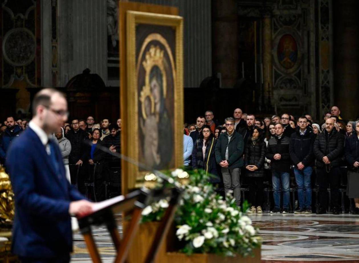 El Papa sigue el tratamiento para la neumonía tras superar crisis respiratoria