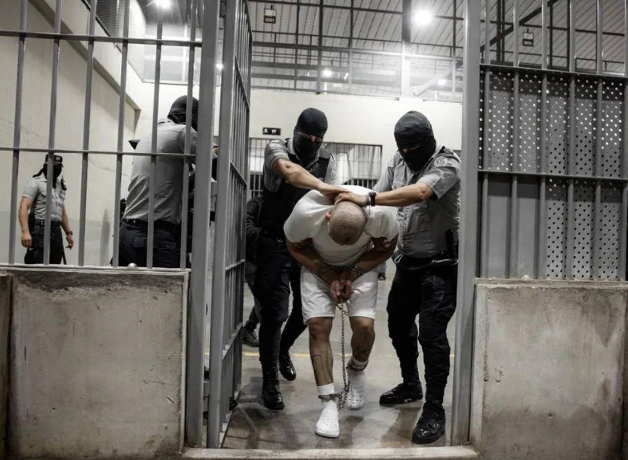 Trump estudia legalidad de enviar a estadounidenses a la megacárcel de Bukele