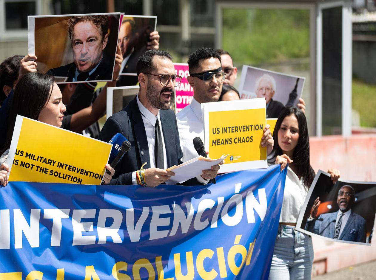 Jóvenes venezolanos protestan ante Embajada de EEUU en contra de una intervención militar
