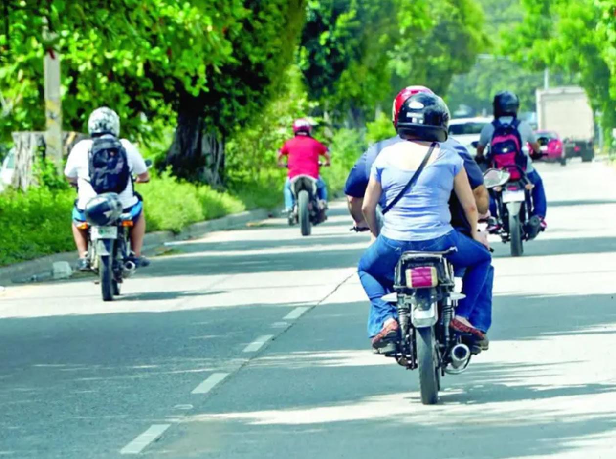 Anuncian sanciones a motociclistas y pasajeros que no porten bandas reflectivas o chalecos a partir de este miércoles
