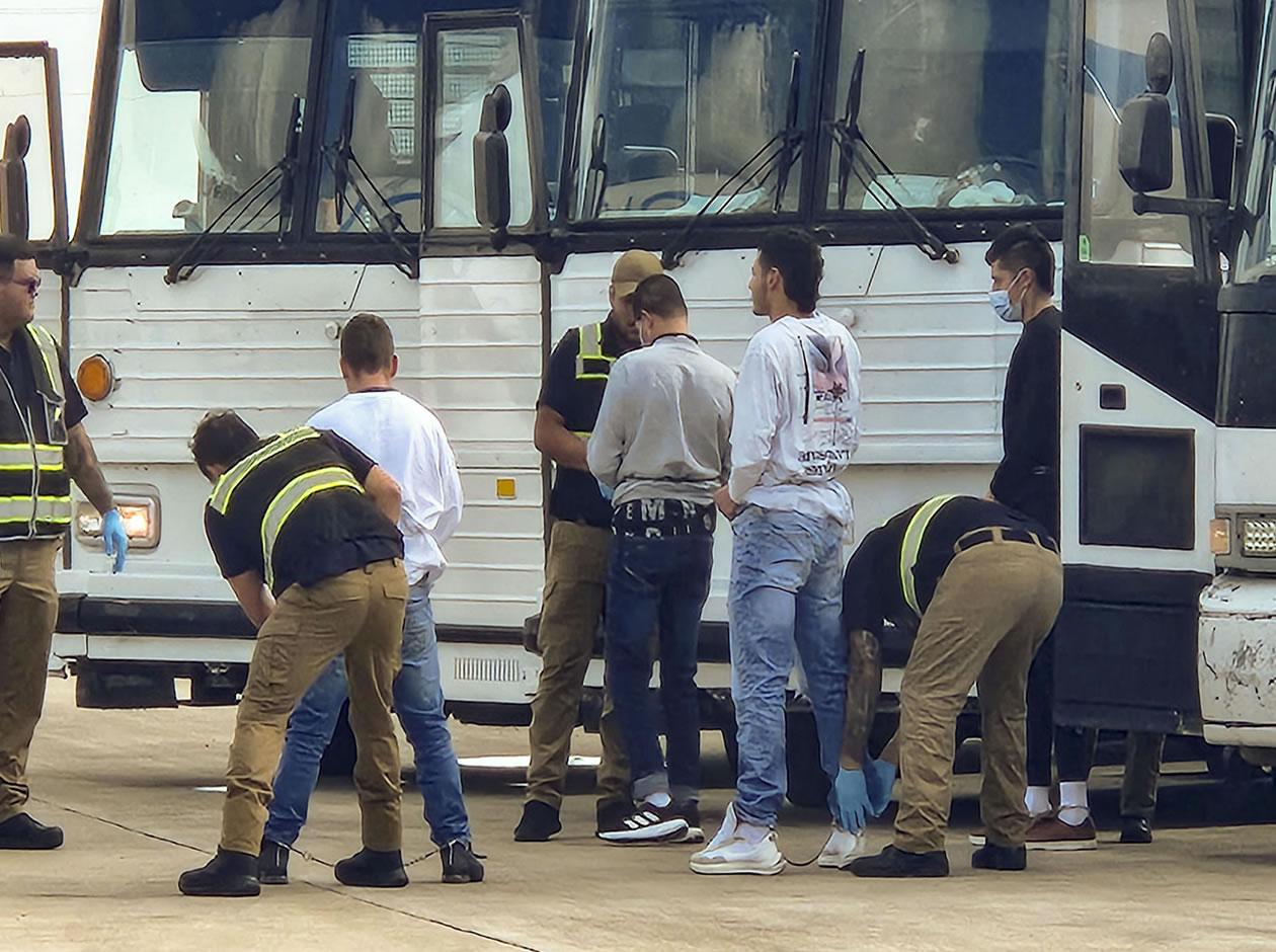 Jueza federal de EE UU bloquea deportaciones rápidas de migrantes por violar debido proceso