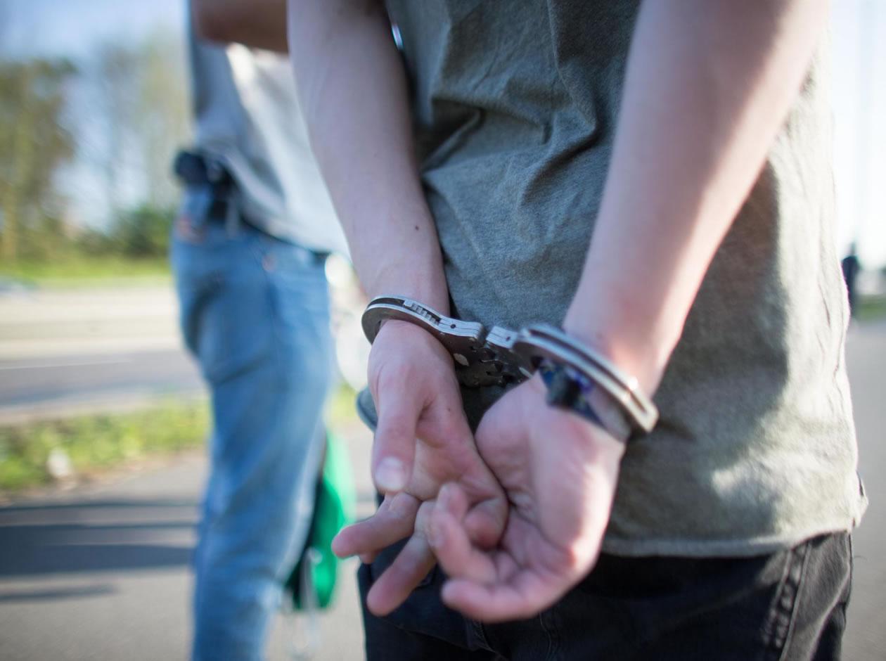 Jueza prohíbe a la agencia tributaria de EE UU compartir la dirección de migrantes con ICE