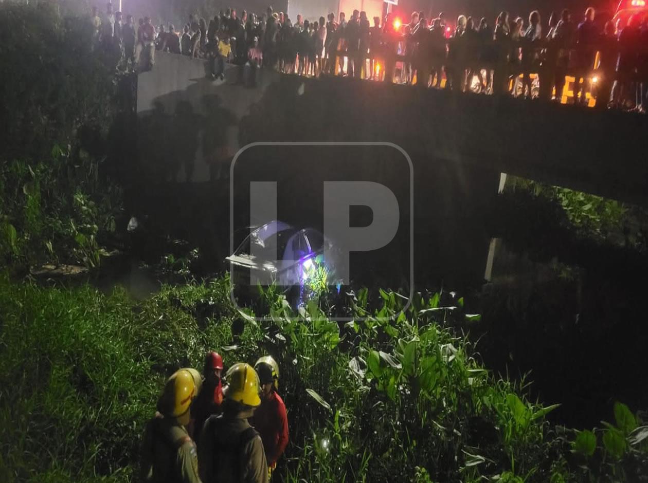 Conmoción en La Ceiba: taxista muere tras caer con su vehículo a una quebrada