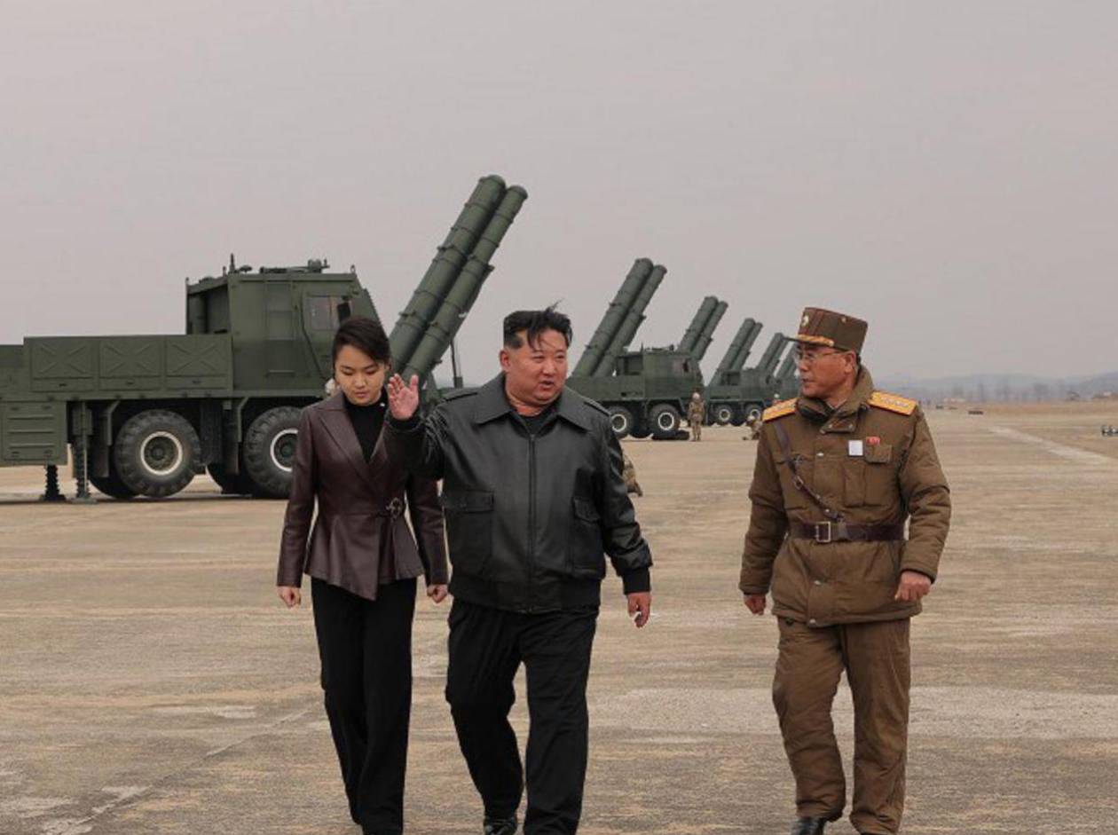 Kim Jong-un supervisa prueba de lanzacohetes “ultraprecisos” junto a su hija