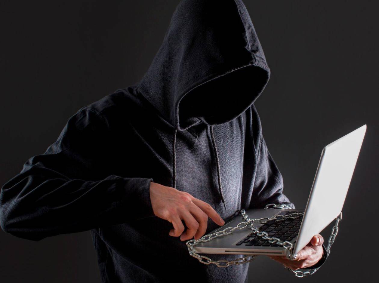 Hombre fingió ser mujer para extorsionar y abusar de su víctima