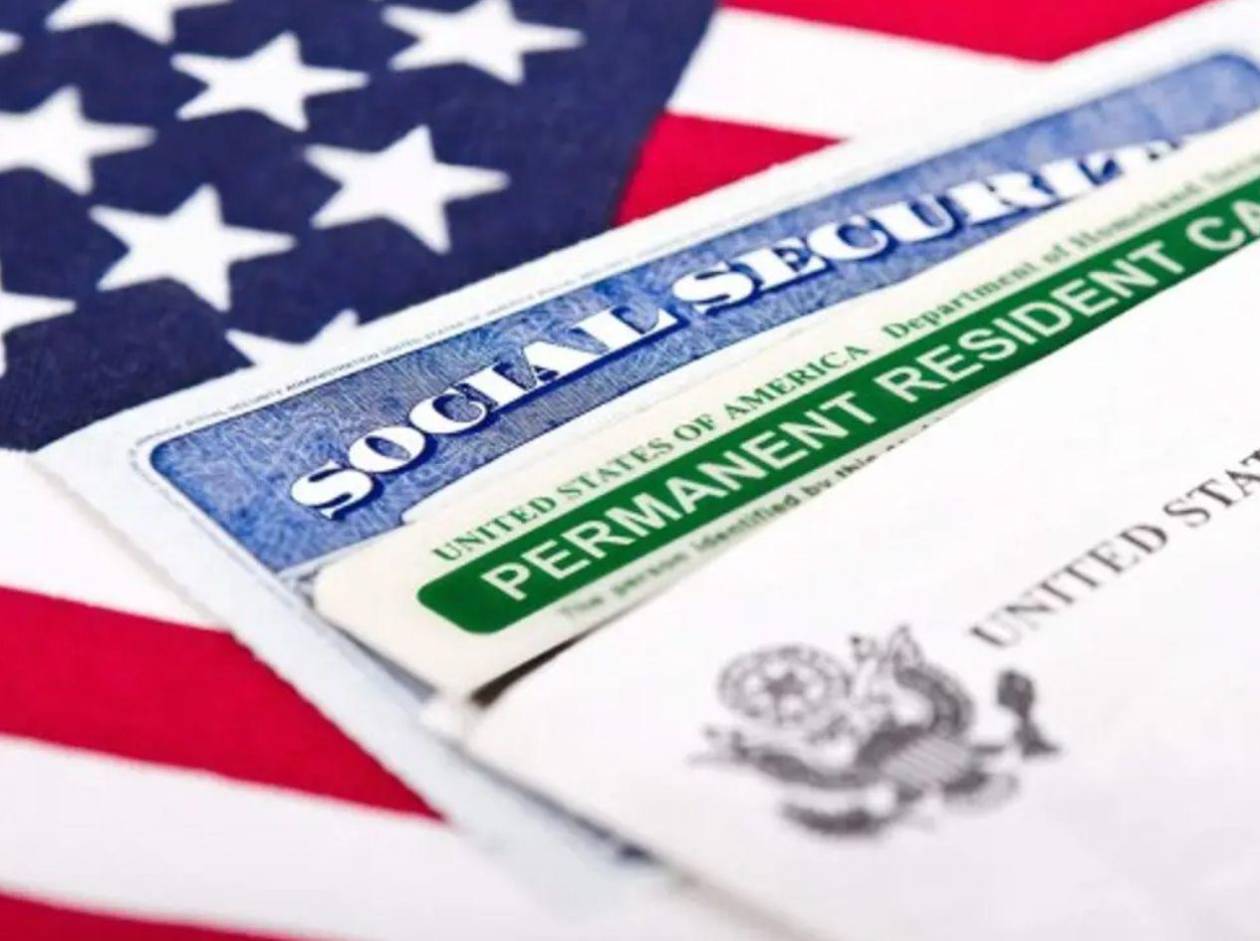 USA revisará tarjetas de residente de todos los migrantes de varios países