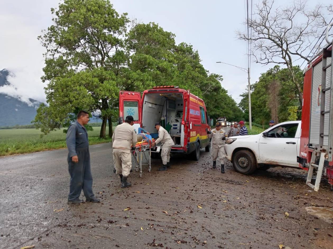 Rayo manda al hospital a obrero de plantación de piñas en Atlántida