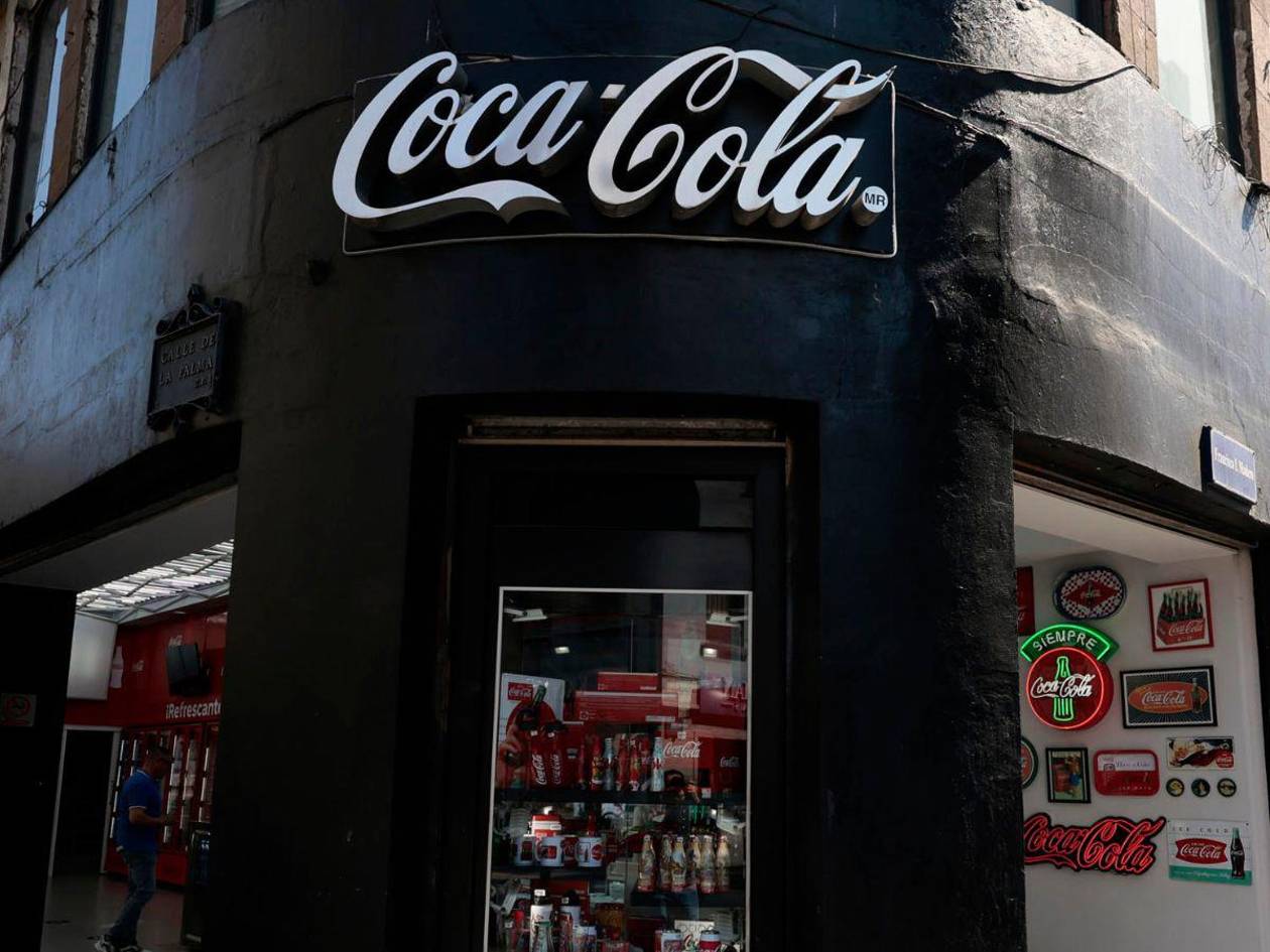 Coca-Cola lanzará bebida con azúcar tras pedido de Trump, pero no cambiará su fórmula