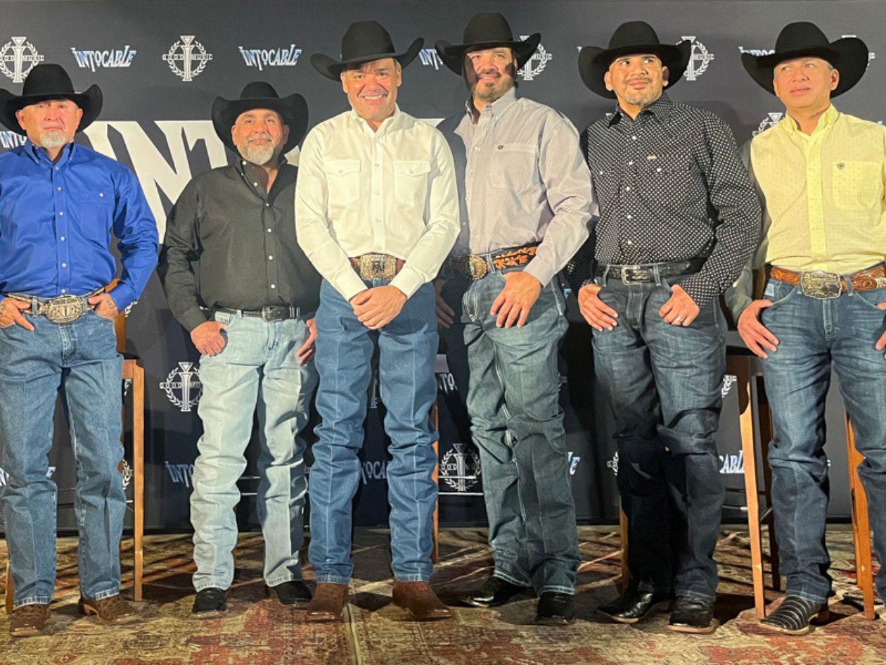 El grupo Intocable celebra la estrella que tendrá en el Paseo de la Fama de Hollywood