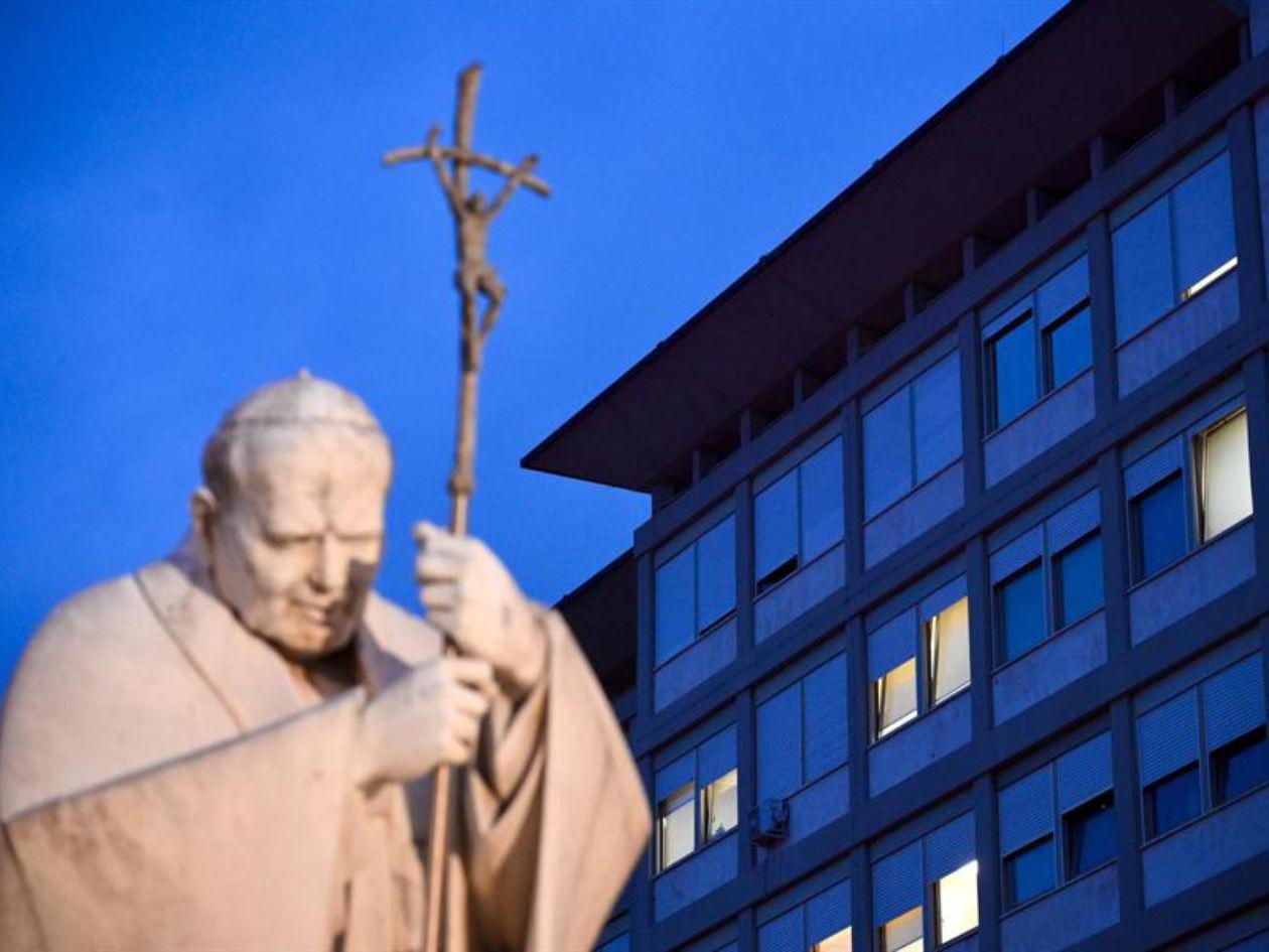 El Papa sigue estable y continúa  su actividad laboral en el hospital