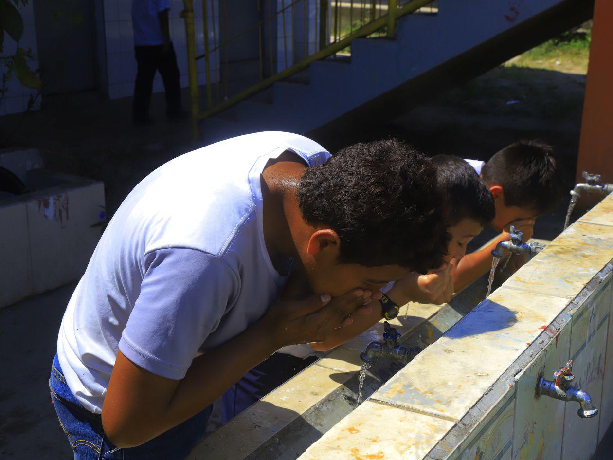 Altas temperaturas sofocan a estudiantes en centros educativos de San Pedro Sula