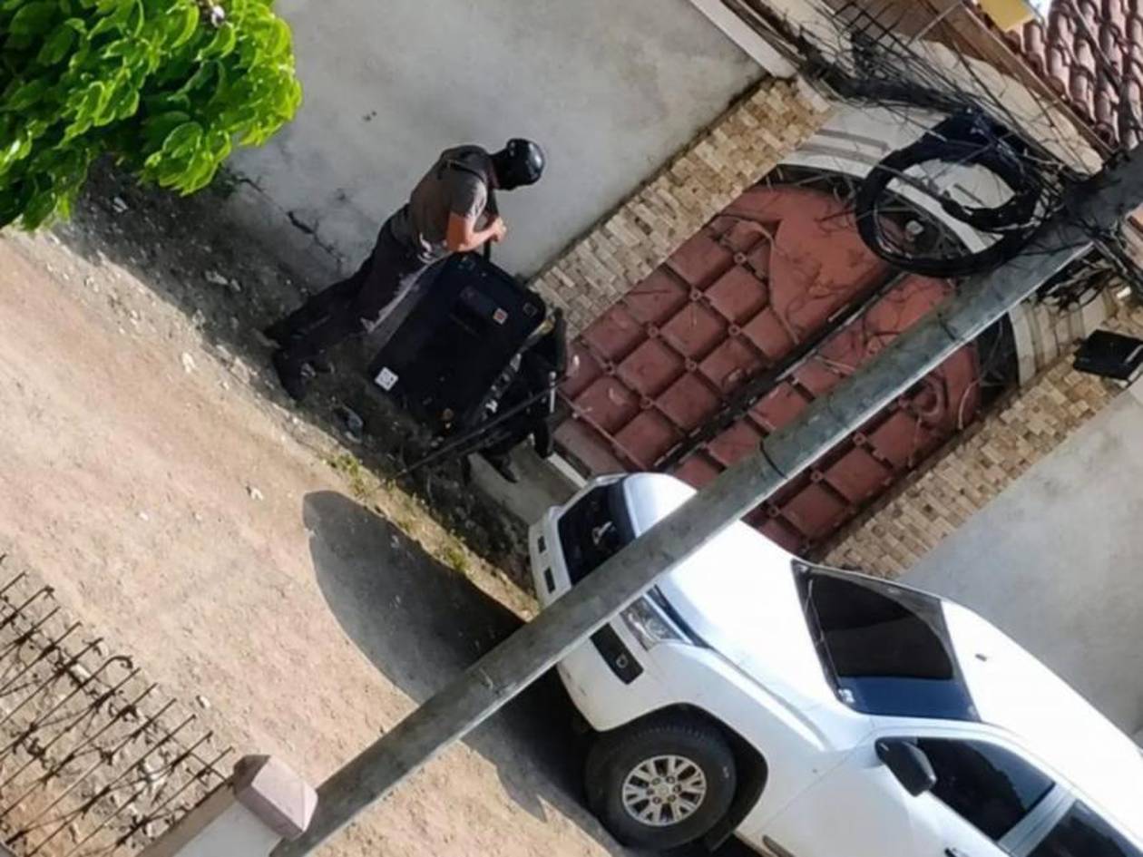 Momento en que el jueves 21 de mayo reciente, cinco agentes de la Dipampco allanaban ilegalmente una vivienda en Corinto.