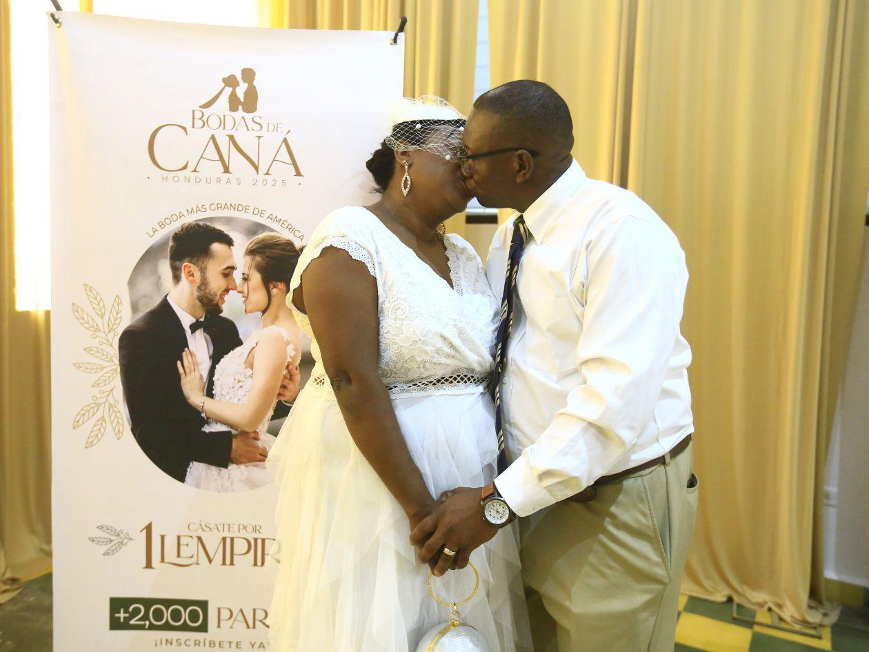 Más de 40 parejas se casan por L1 en Bodas de Caná en San Pedro Sula