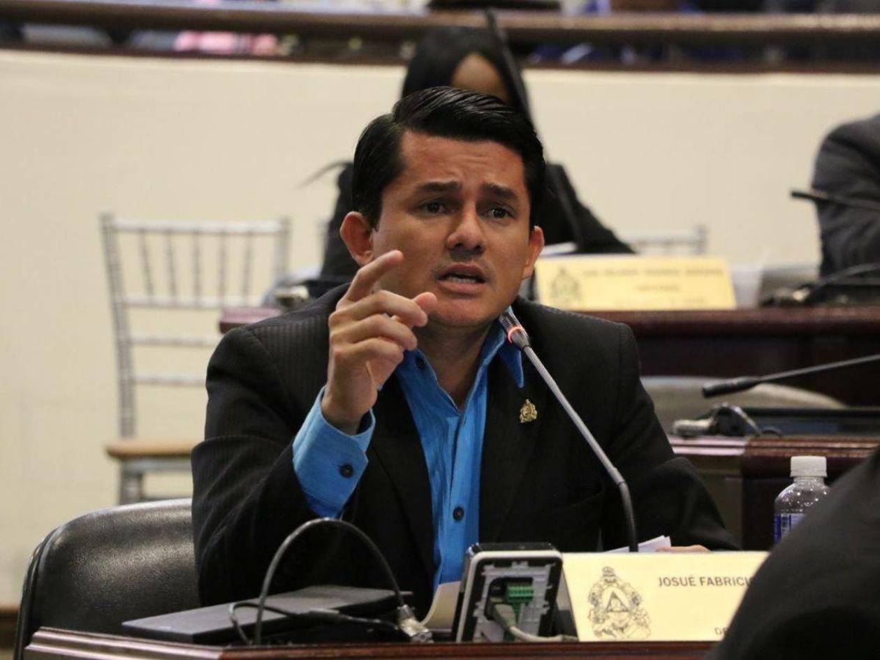 Denuncian a Fabricio Sandoval por presunto uso irregular de fondos