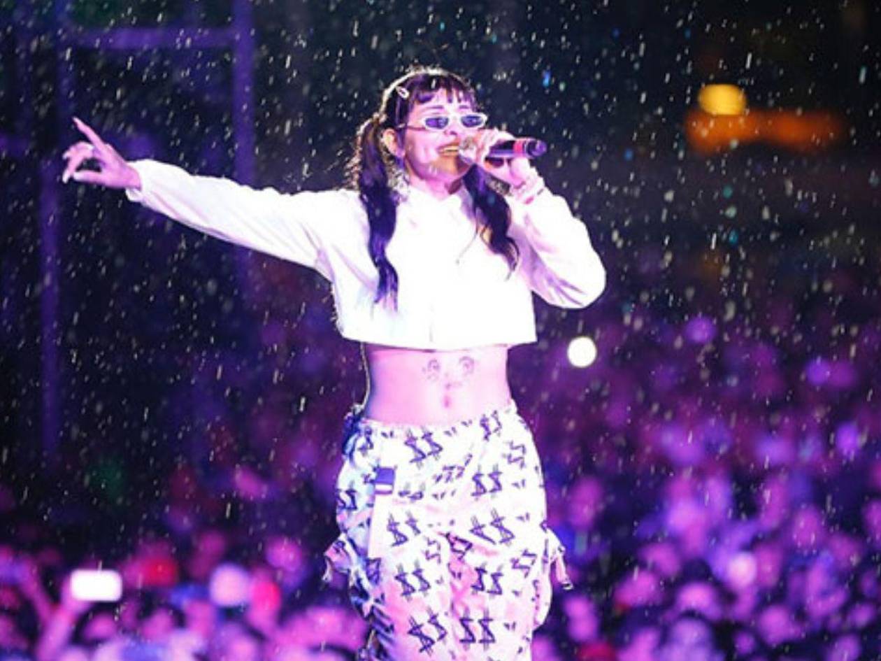 Cazzu conquista concierto cantando cumbias