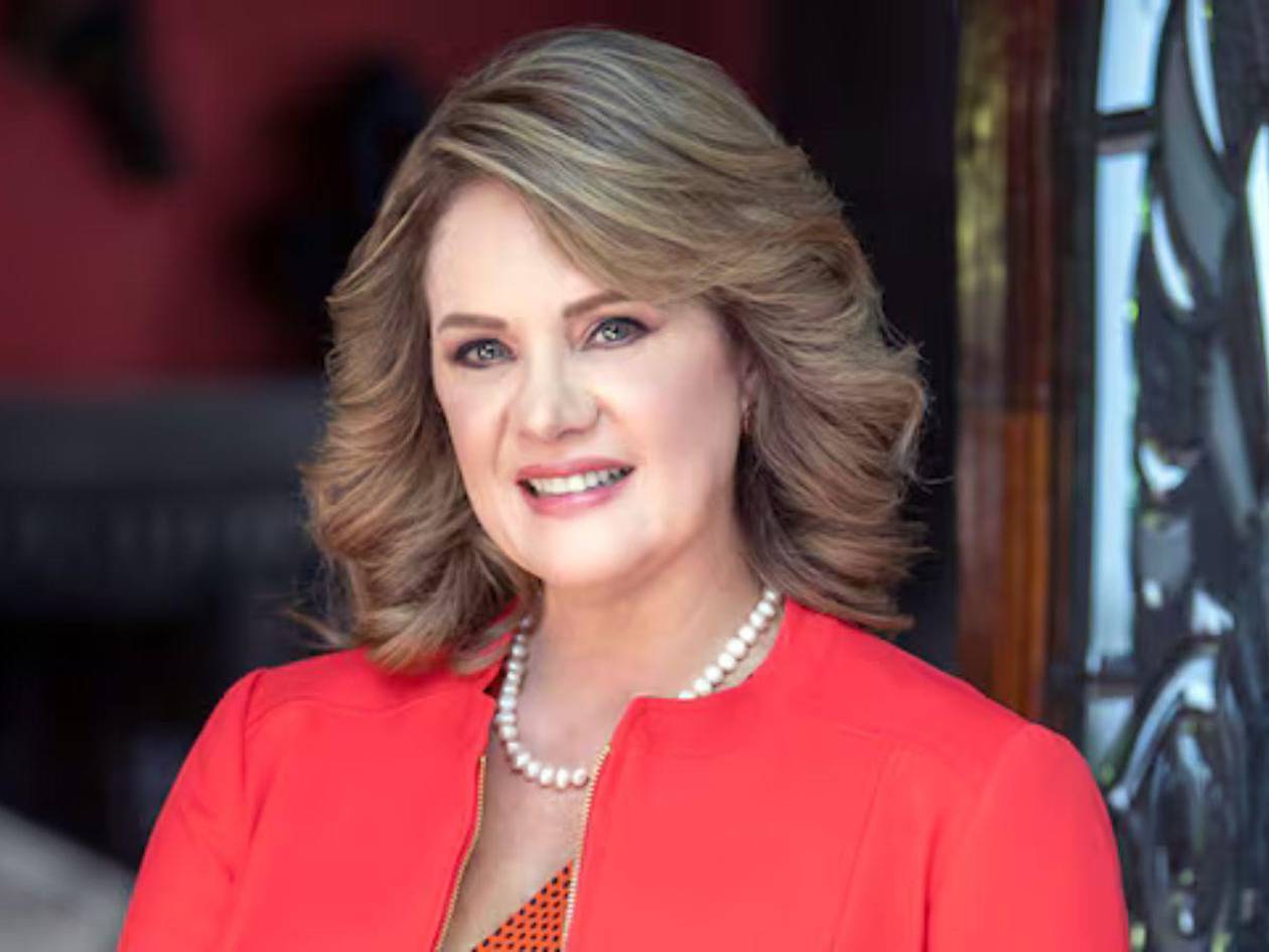 Erika Buenfil sorprende bailando punta al ritmo de Los Silver Star